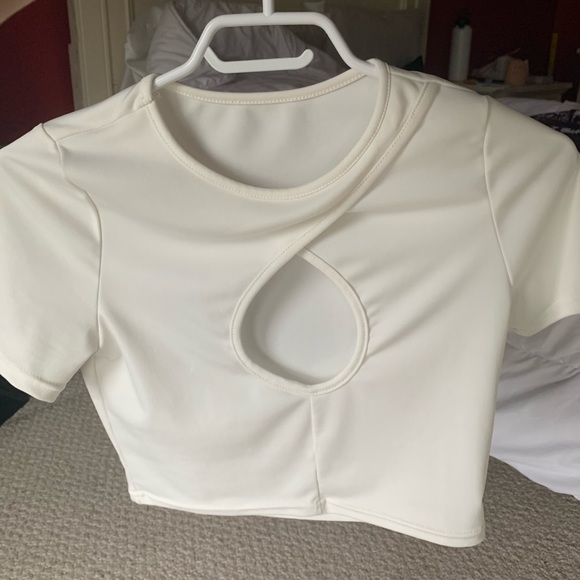 *SOLD*✨2/$20✨ Shein Cut-out White Crop Top - Picture 2 of 3
